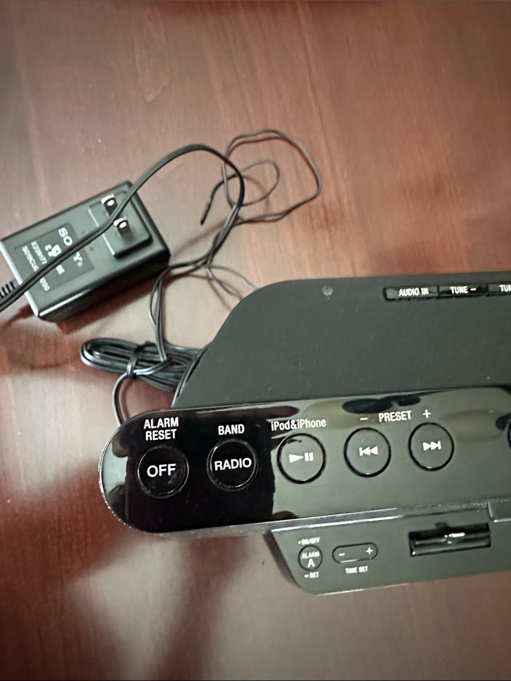 Sony Black IPod Dock with AM/FM and Alarm Clock Display - Picture 4 of 7